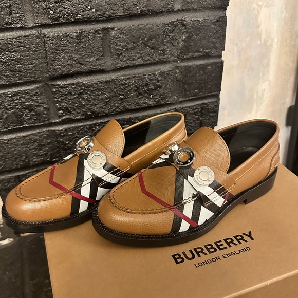 BRAND NEW BURBERRY LOAFERS size 7 never worn - Picture 2 of 4